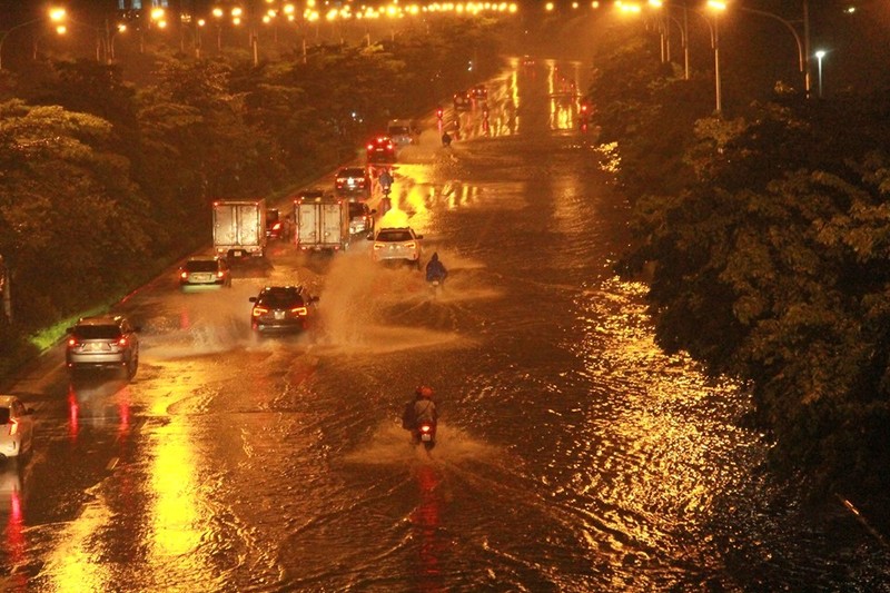 Mua lon, duong bien thanh song nguoi dan bat ca tren duong Ha Noi