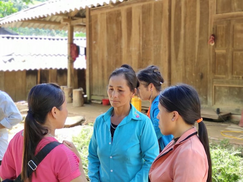 Cong an xa hy sinh khi giup dan chay lu: Vo con khoc ngat trong dam tang-Hinh-3