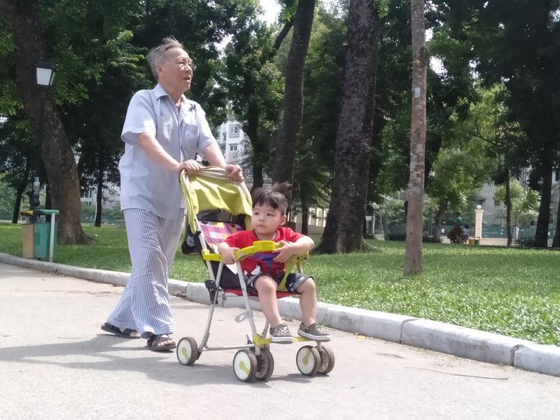 Nghi le Quoc khanh: Thoi tiet dep, cong vien Thu do tap nap nguoi vui choi-Hinh-8