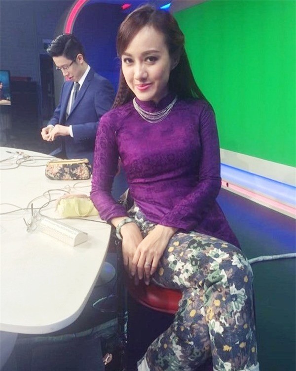 Chet cuoi voi anh phia sau hau truong cac MC truyen hinh xinh dep-Hinh-3