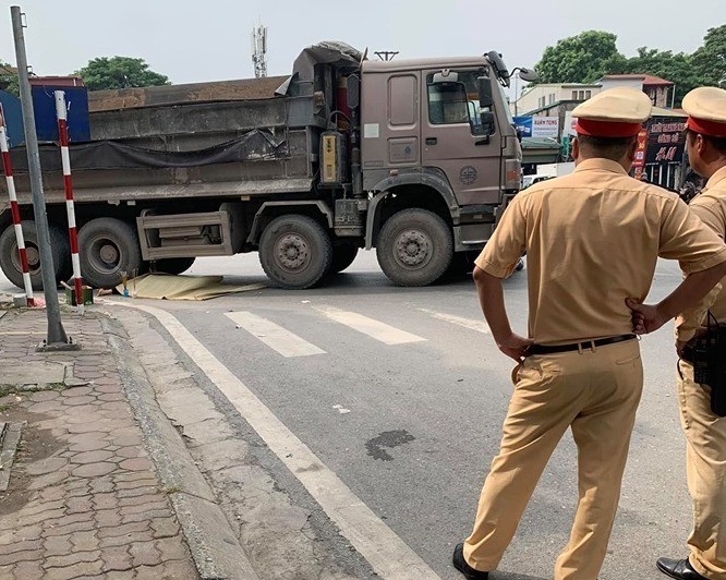 Vu xe tai can nguoi phu nu tu vong o Ha Noi: Xac dinh danh tinh nan nhan