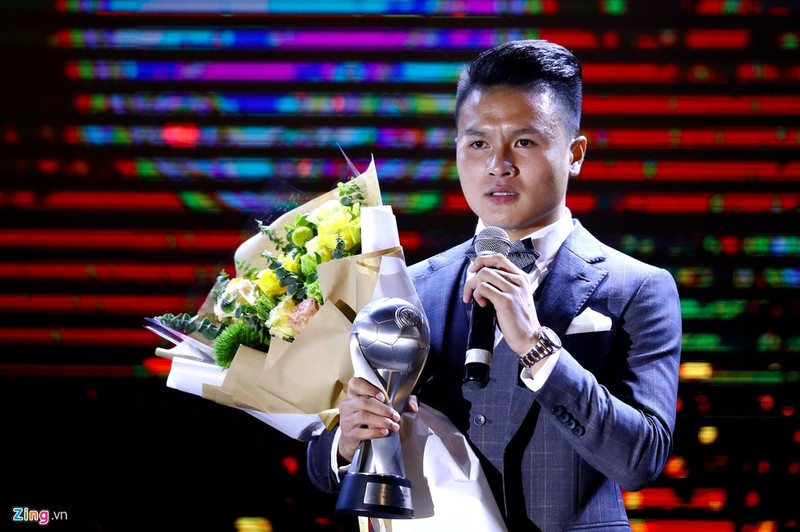 Quang Hai lap cu dup, Viet Nam van kem Thai Lan 2 giai o AFF Awards