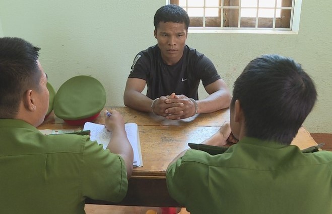 Dam tac chuyen bit mat, rinh cuong buc phu nu di ray mot minh