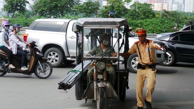 Hinh anh xe ba banh cong kenh nhu nay sap bien mat o Ha Noi