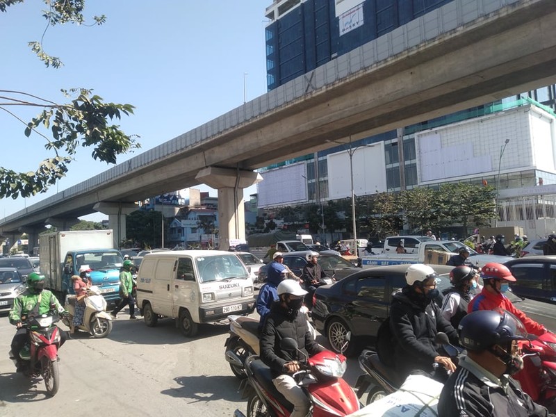 Doi nam nu tu vong thuong tam duoi banh xe tai-Hinh-6