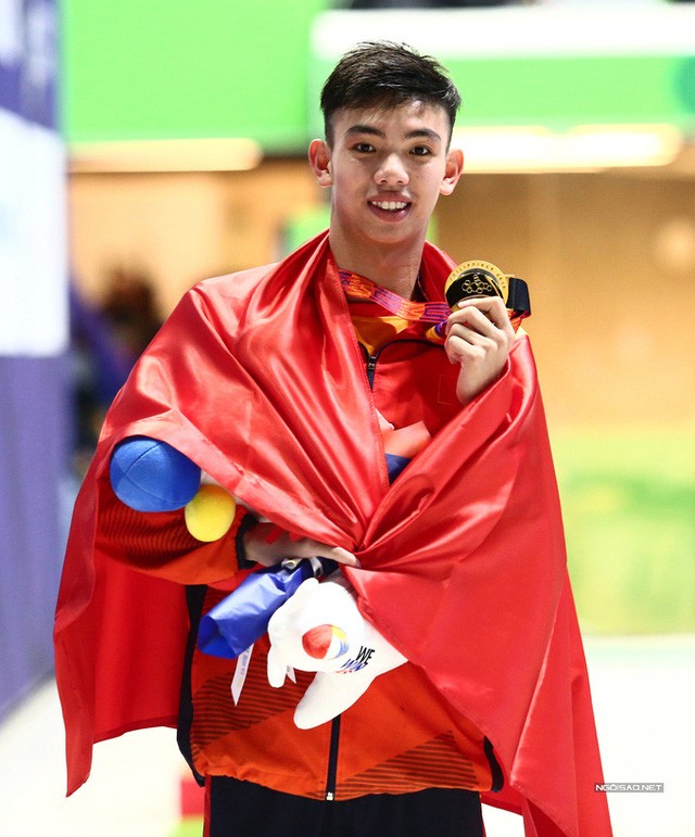 Huy Hoang khoe co bap sau khi pha ky luc SEA Games-Hinh-10