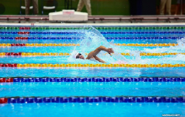 Huy Hoang khoe co bap sau khi pha ky luc SEA Games-Hinh-3