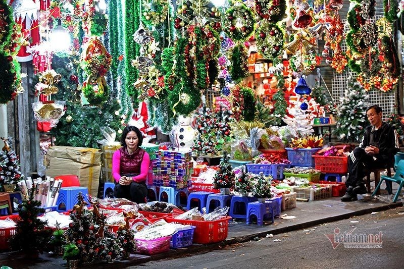 Khong khi Giang sinh tran ngap khap ngo pho Ha Noi-Hinh-11