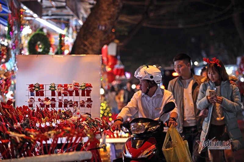 Khong khi Giang sinh tran ngap khap ngo pho Ha Noi-Hinh-19