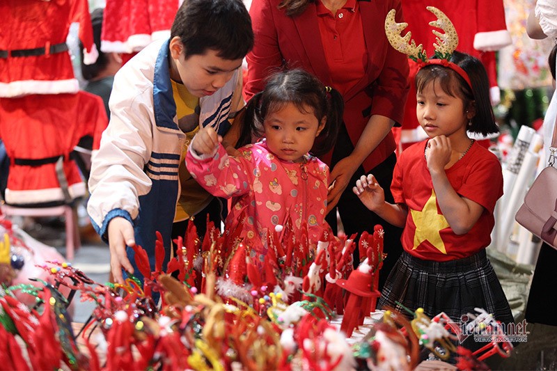 Khong khi Giang sinh tran ngap khap ngo pho Ha Noi-Hinh-21