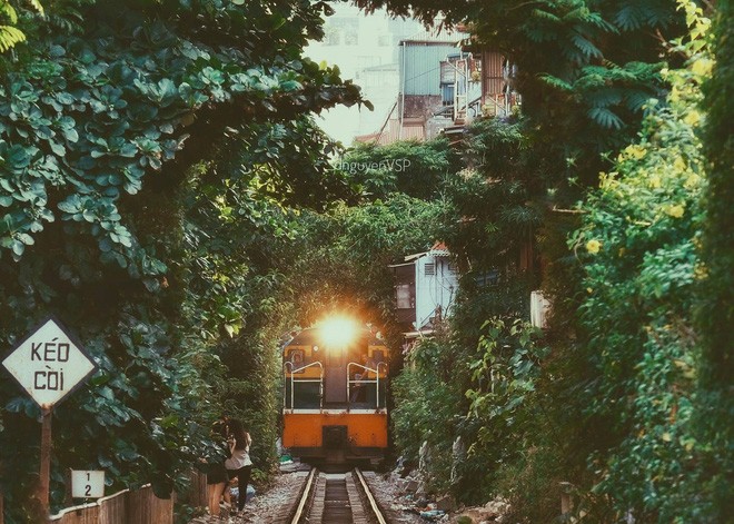 Nguoi lai tau vay tay chao khi ngang qua pho, khoanh khac khien ai cung tram tro vi qua dep-Hinh-2