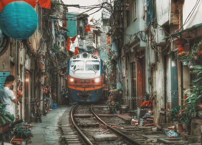 Nguoi lai tau vay tay chao khi ngang qua pho, khoanh khac khien ai cung tram tro vi qua dep-Hinh-3