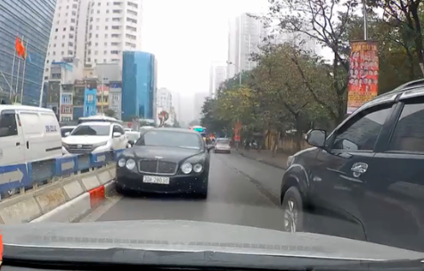 Tai xe lai Bentley chay nguoc chieu giua Ha Noi khien giao thong un tac la ai?