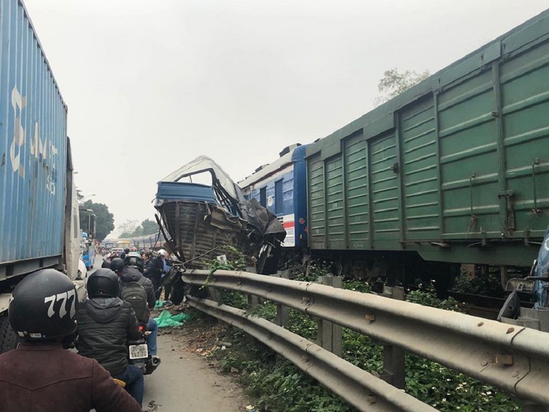 Co bang qua duong ray tau, xe tai cho ca bi tau hoa tong bien dang