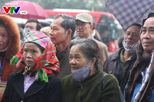 Nguoi benh, nguoi ngheo duoc ve que don Tet tren nhung chuyen xe 