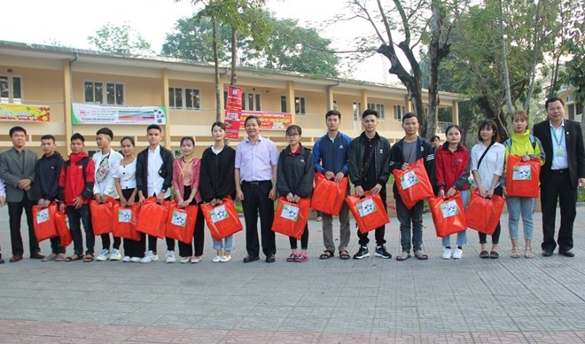 Nguoi benh, nguoi ngheo duoc ve que don Tet tren nhung chuyen xe 