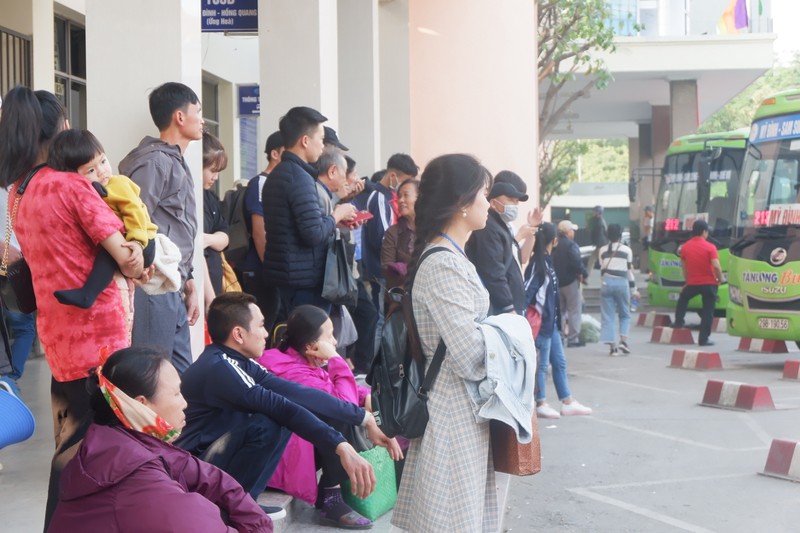 Ben xe dong nghit khach, cua ngo thu do Ha Noi te liet ngay giap Tet-Hinh-12