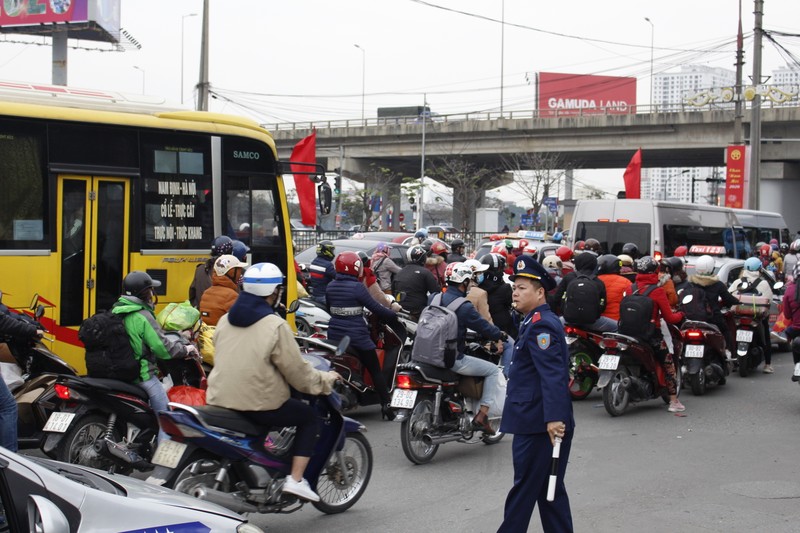 Can canh duong pho Ha Noi dong duc sau ky nghi Tet Nguyen dan 2020-Hinh-11