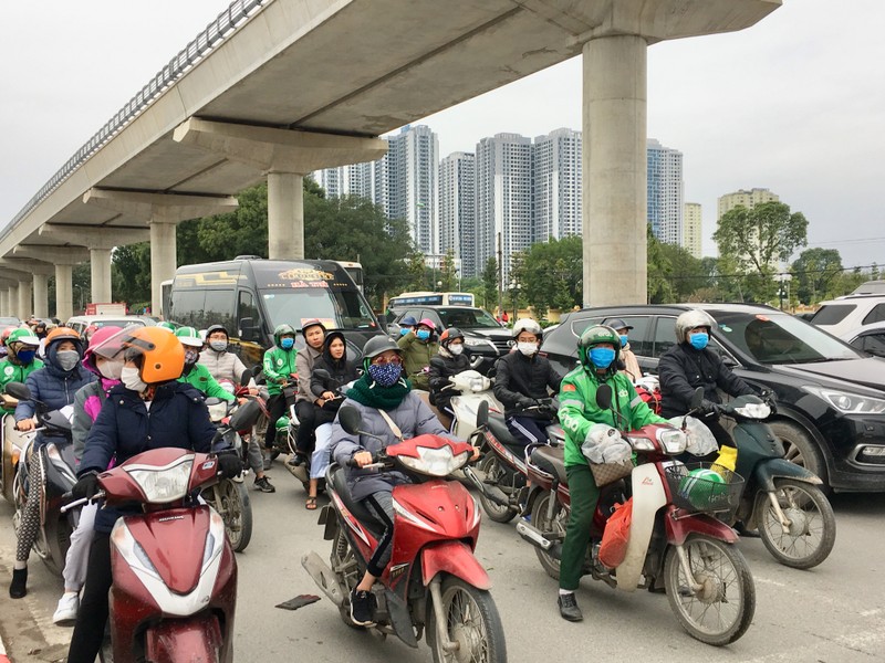 Tranh cuop nhau mua khau trang y te roi lai vut day duong... lieu co thanh o dich?