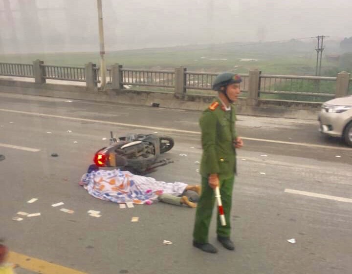 Dieu tra nguyen nhan nguoi dan ong tu vong ben canh xe may tren cau Vinh Tuy