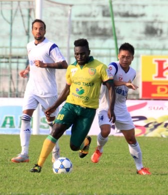 Chan dung cuu cau thu Tay tai V-League bay quy ba Ca Mau de 