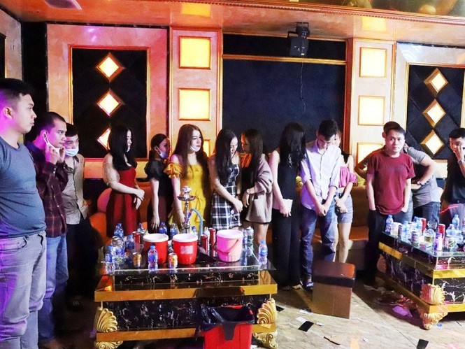 Bar, karaoke Ha Noi, Hai Phong...“diec khong so sung” mo cua mua dich-Hinh-4