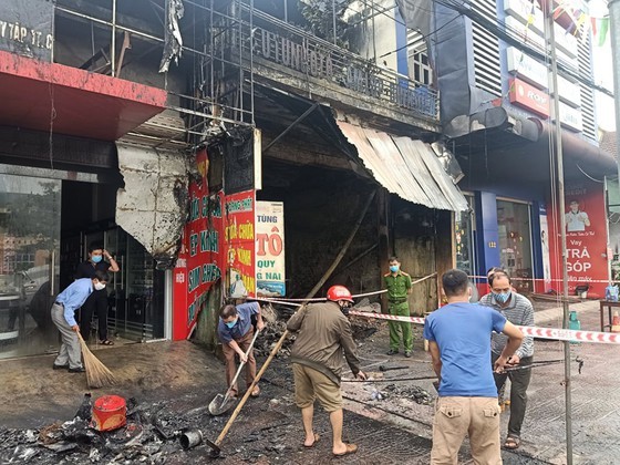 Ha Tinh: Chay cua hang thiet bi o to trong dem, 2 ong chau tu vong-Hinh-7