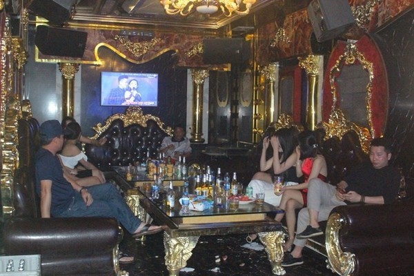 Cach ly xa hoi: Quan karaoke, bar van “ngoai dong cua, trong te nan” phan cam-Hinh-19