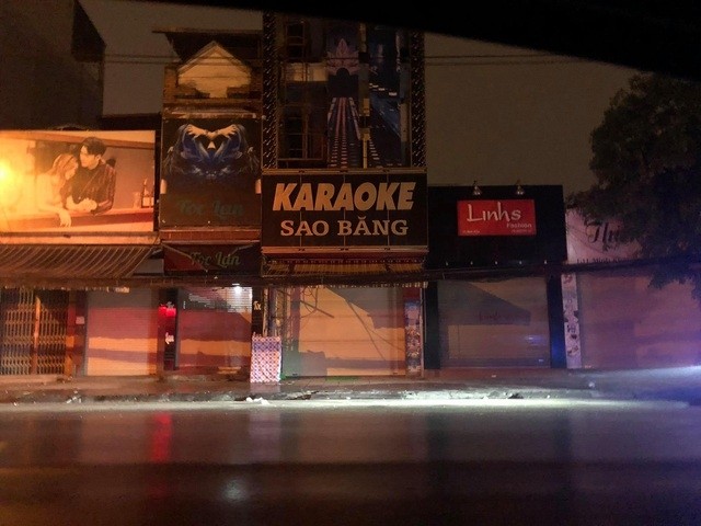 Cach ly xa hoi: Quan karaoke, bar van “ngoai dong cua, trong te nan” phan cam-Hinh-7