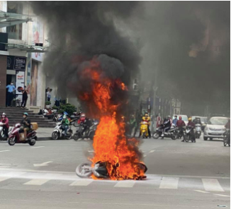 Video: Xe may boc chay du doi giua pho Ha Noi-Hinh-3