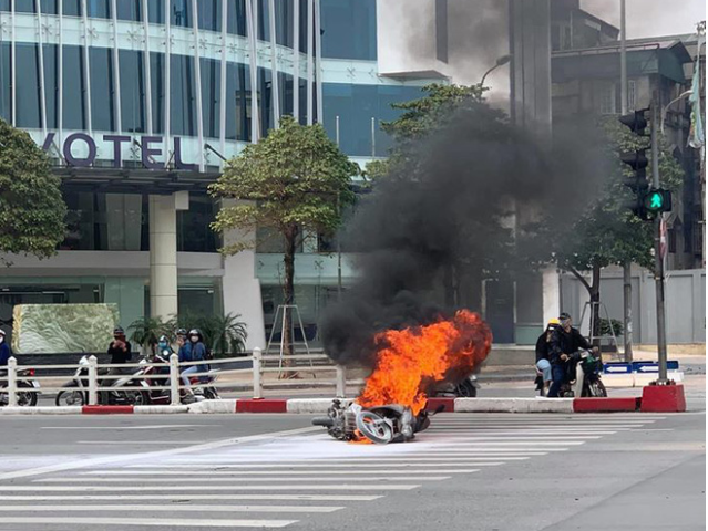 Video: Xe may boc chay du doi giua pho Ha Noi