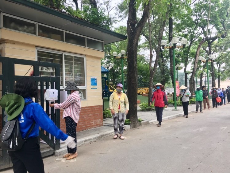 Nguoi dan ngoi ngay ngan, kin SVD cho den luot vao cay “ATM gao” o Ha Noi-Hinh-3