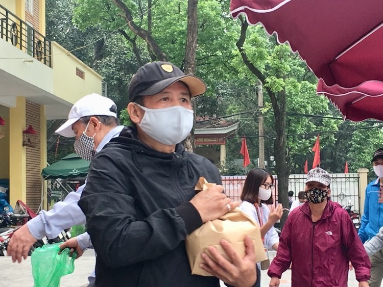 Nguoi dan ngoi ngay ngan, kin SVD cho den luot vao cay “ATM gao” o Ha Noi-Hinh-6