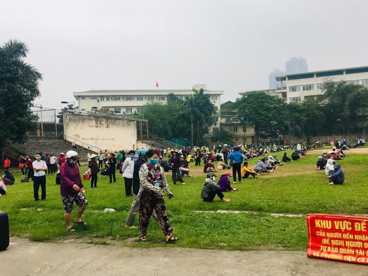 Nguoi dan ngoi ngay ngan, kin SVD cho den luot vao cay “ATM gao” o Ha Noi