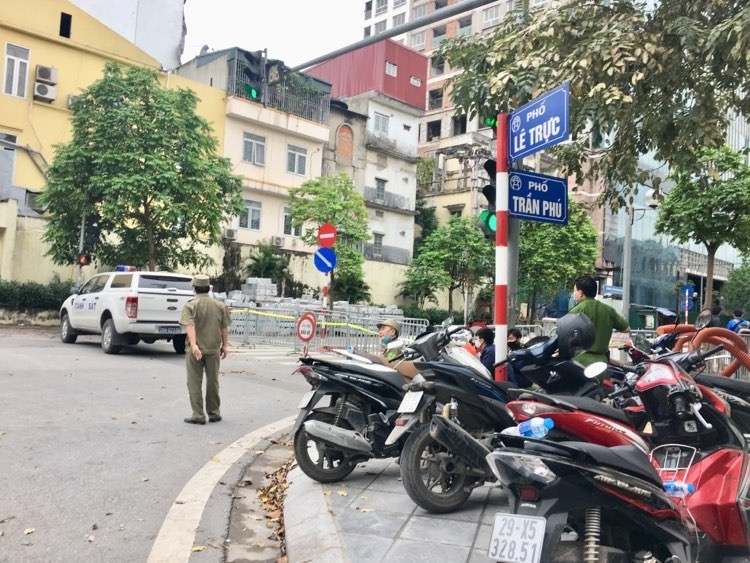 Ha Noi: Phong toa duong Tran Phu, pha do tang 17 va 18 nha 8B Le Truc