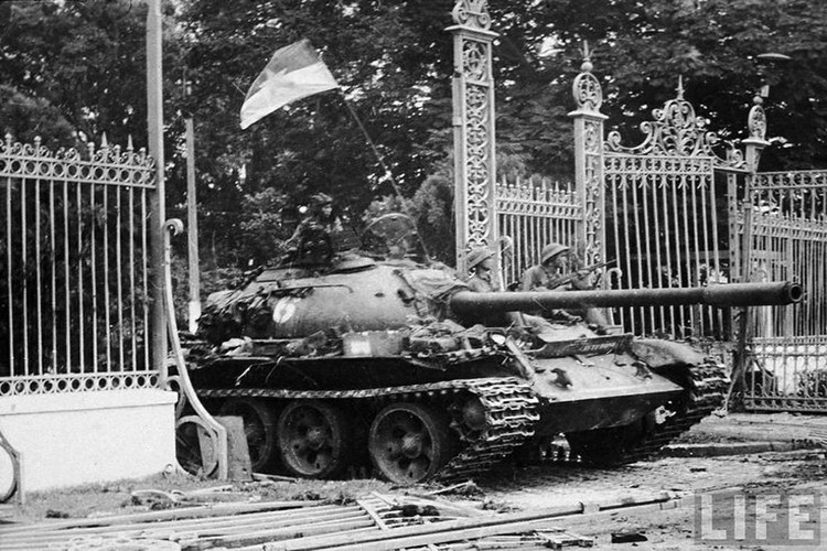 Tuong tan xe tang huc do cong Dinh Doc Lap vao ngay 30/4/1975