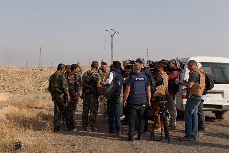 Nong: Hinh anh dau tien ben trong Deir Ezzor sau ngay giai vay-Hinh-17