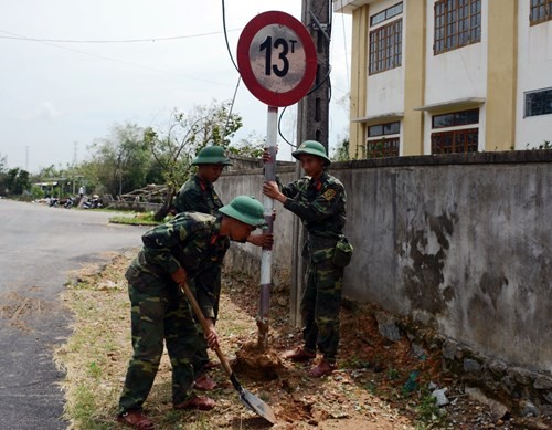 Bo doi ra suc giup dan khac phuc hau qua bao so 10-Hinh-12