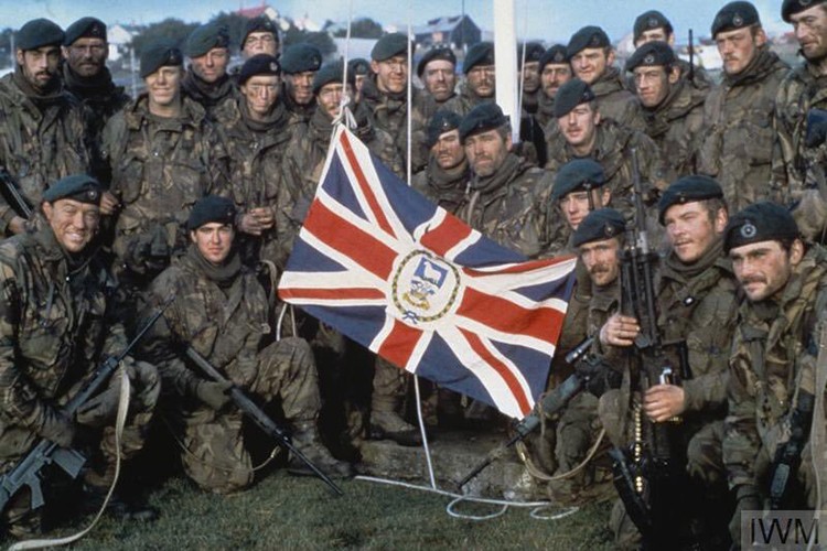 Ve tinh Lien Xo danh chim tau chien Anh trong Chien tranh Falkland-Hinh-14