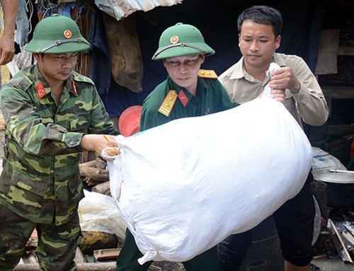 LLVT tinh Hoa Binh giup nhan dan khac phuc hau qua mua lu-Hinh-14