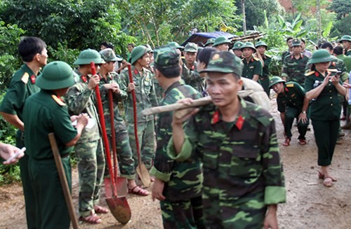 LLVT tinh Hoa Binh giup nhan dan khac phuc hau qua mua lu-Hinh-4