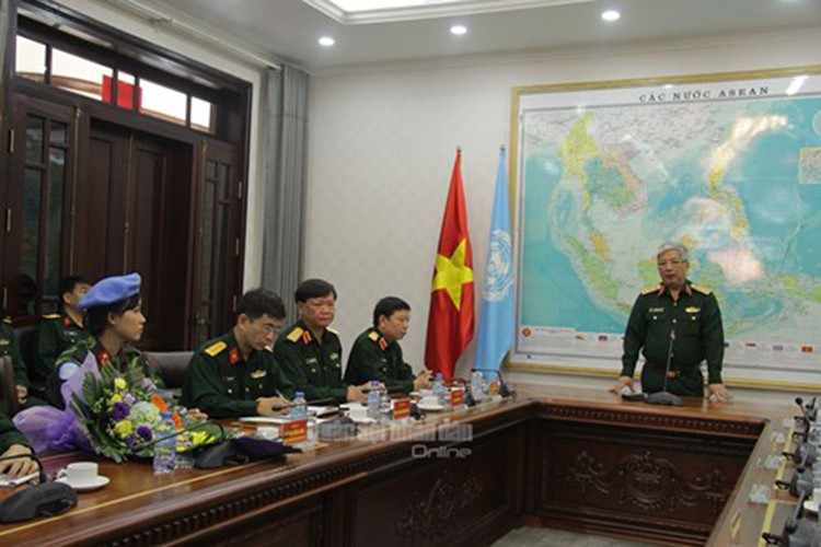 Ve dep cua nu si quan Viet Nam dau tien tham gia UN-Hinh-4