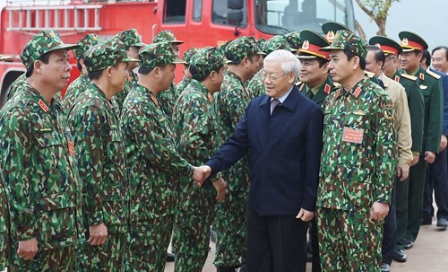 Tong bi thu kiem tra cong tac huan luyen, san sang chien dau