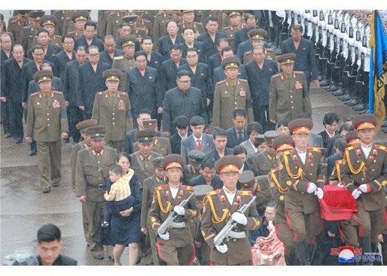 Chu tich Kim Jong-un doi mua du tang le nguyen soai quan doi-Hinh-2