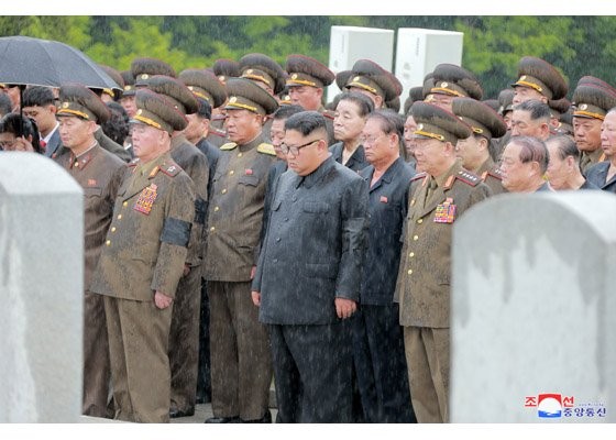 Chu tich Kim Jong-un doi mua du tang le nguyen soai quan doi-Hinh-3