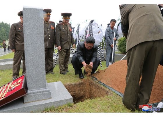 Chu tich Kim Jong-un doi mua du tang le nguyen soai quan doi-Hinh-4