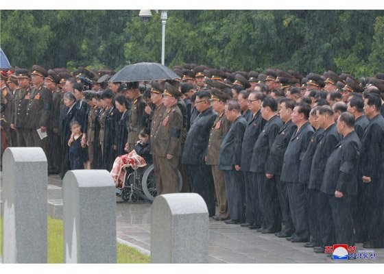 Chu tich Kim Jong-un doi mua du tang le nguyen soai quan doi-Hinh-6