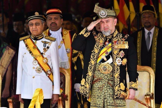 Vua Malaysia huy le ky niem sinh nhat, tra lai tien cho chinh phu
