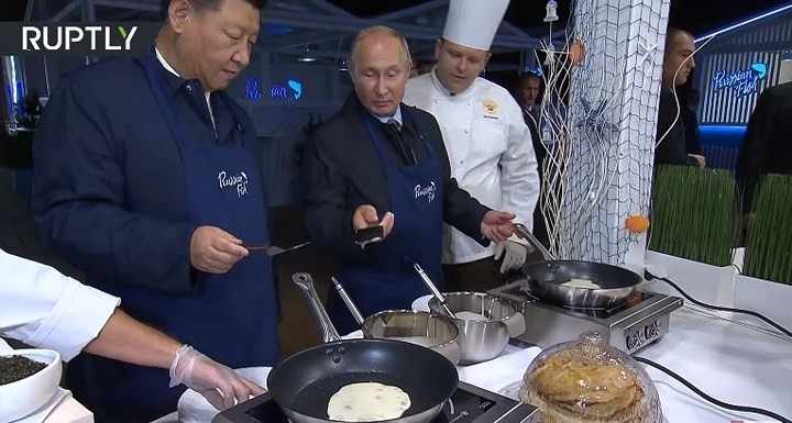 Tong thong Putin mang tap de lam banh kep moi Ong Tap Can Binh-Hinh-8