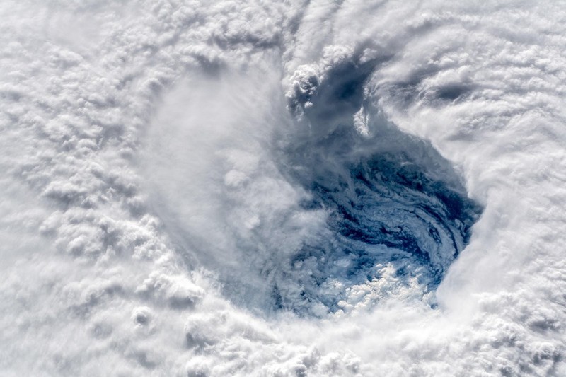 Hoan luu khong lo cua bao Mangkhut khi nhin tu khong gian-Hinh-2